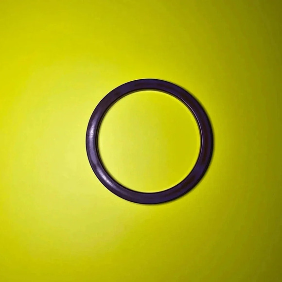 Vintage 1960s–1970s Brown Bakelite Style Bangle Bracelet – Retro Minimalist - Picture 4 of 11